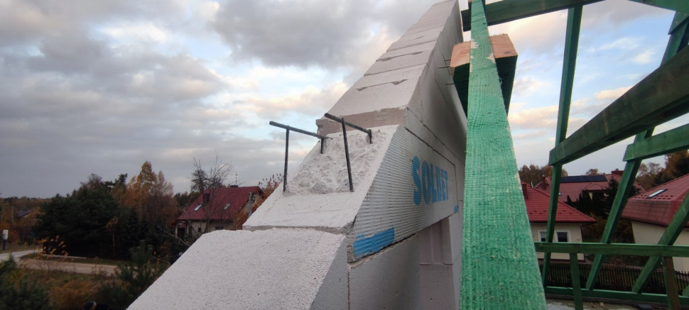 Przypadek szczególny - docięte nadproże z odkrytym zbrojeniem, które będzie zakotwione w wieńcu ściany szczytowej