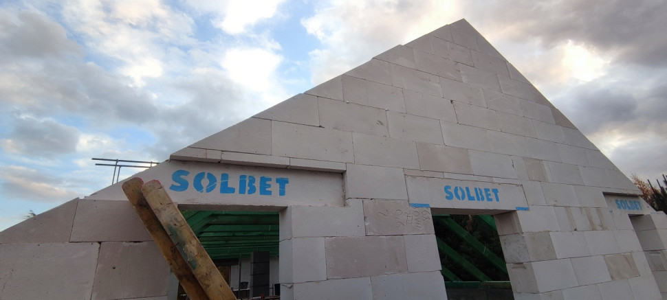 Przypadek szczególny - docięte nadproże z odkrytym zbrojeniem, które będzie zakotwione w wieńcu ściany szczytowej