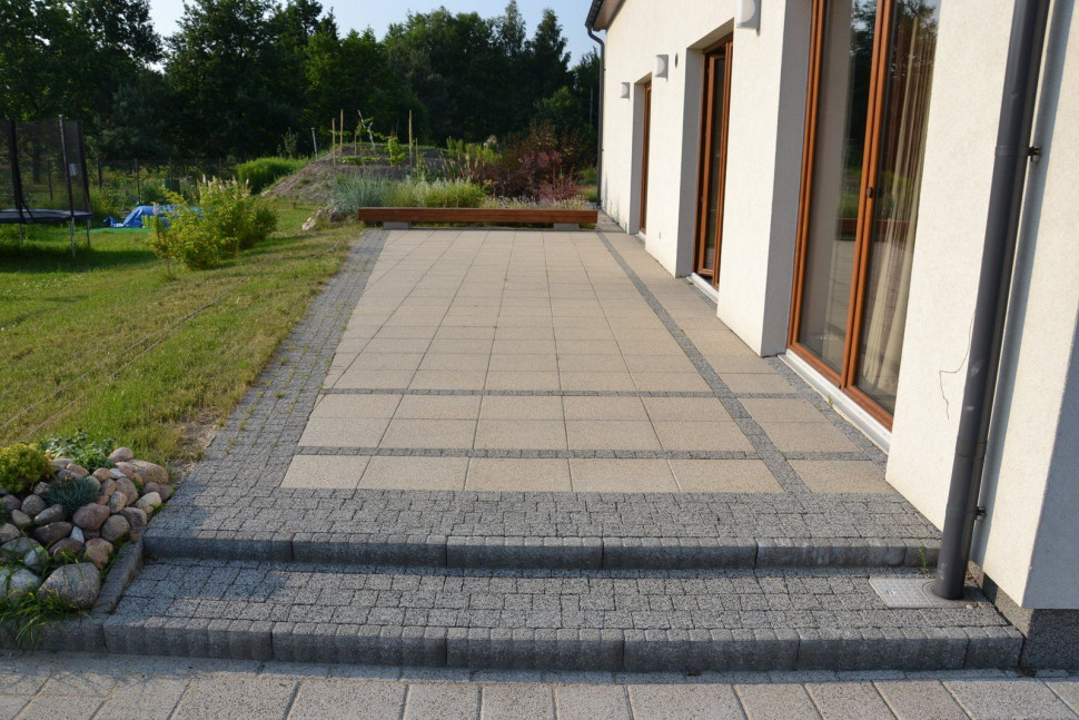 Kształt trapezu i powierzchnia ok. 40 m2 spowodowały dużą ilość odpadów bruku i wydłużyły czas pracy