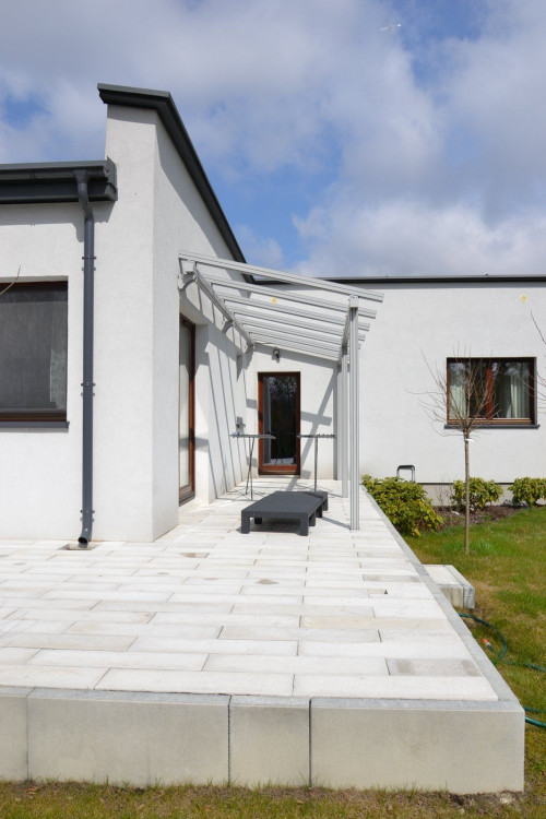 Wschodnia część tarasu, przylegająca do sypialni właścicieli, ma pergolę bez markizy