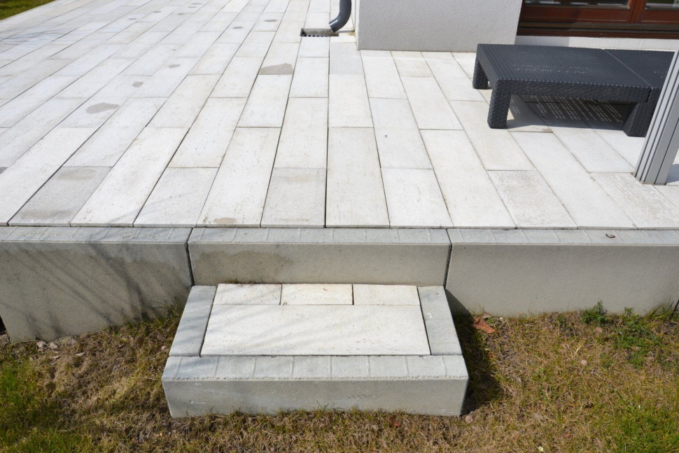 Od strony ogrodu płyta tarasu ma wysokość do 40 cm, dlatego zbudowano przy niej schodek