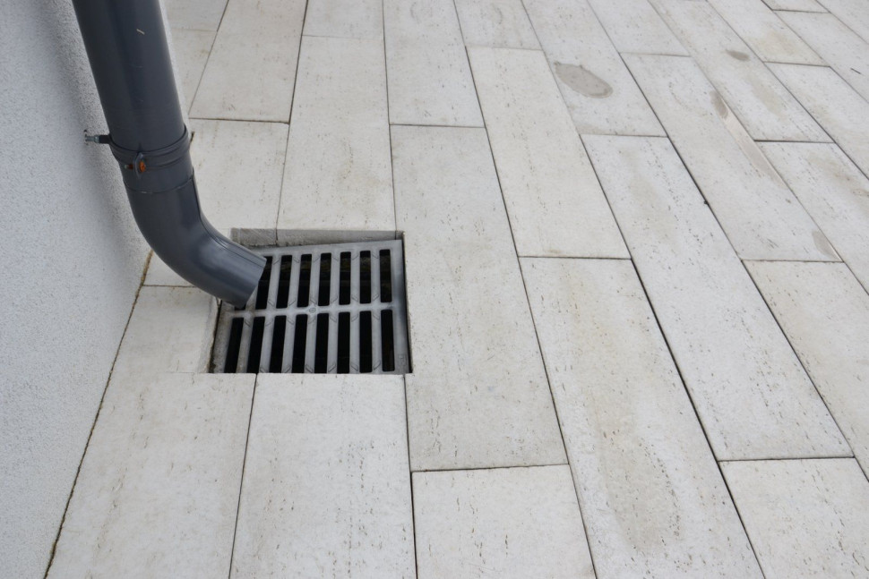 W podkładzie i nawierzchni umieszczono wpust odpływowy dla deszczówki z dachu