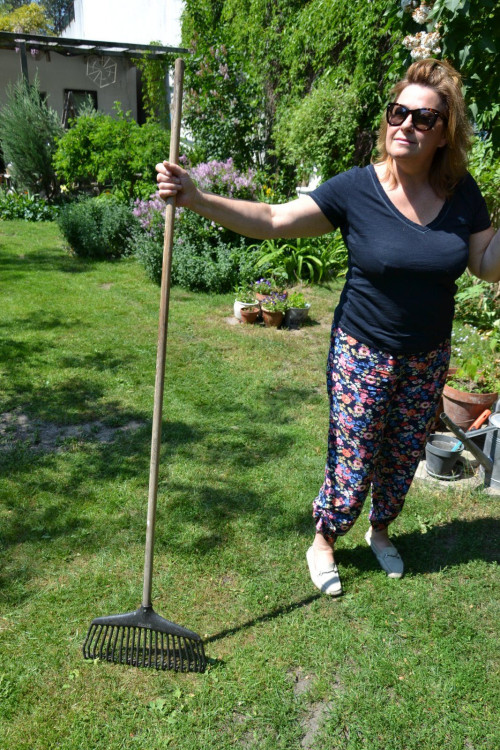 Elastyczne grabie z plastiku