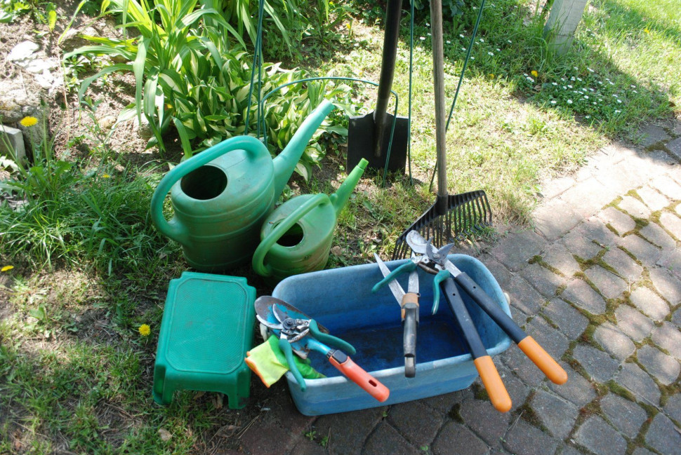 Najpotrzebniejsze narzędzia - naostrzona łopata, grabie, sekatory, wiadro, stołek, konewki