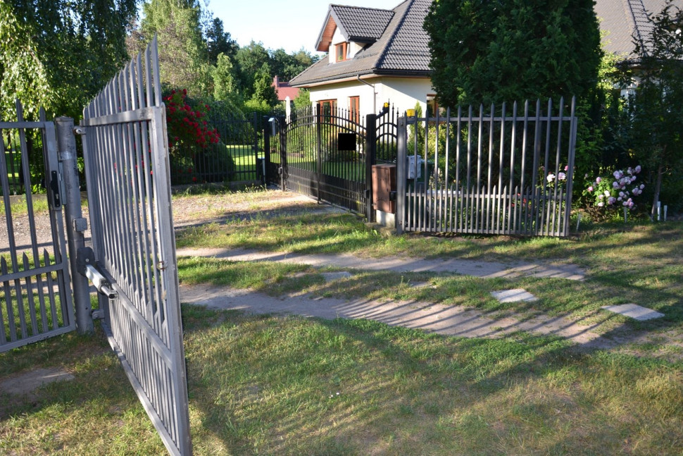 Skrzydła bramy rozwierają się do 110°