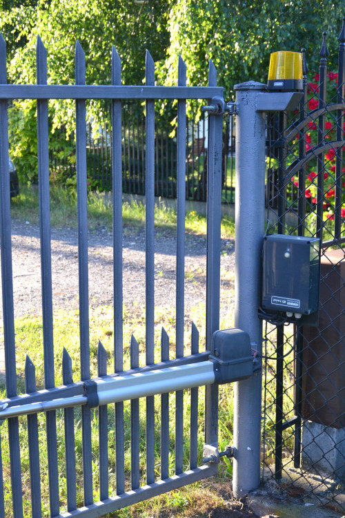 Jeden z siłowników, sterownik w obudowie, lampa ostrzegawcza