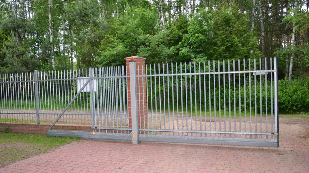 Brama przesuwna samonośna dobrze wygląda w ogrodzeniu