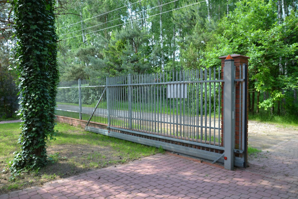 Wzdłuż ogrodzenia przewidziano miejsce na samonośne przesuwne skrzydło z przeciwwagą