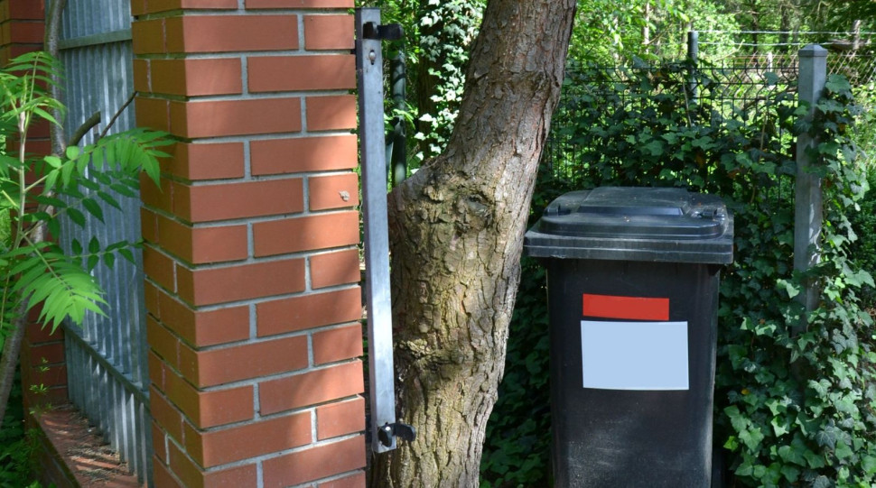 Poruszające się skrzydło płynnie dojeżdża do obejm na słupku skrajnym