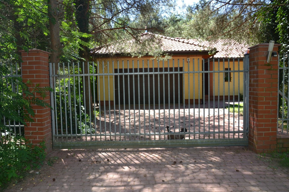 Widok na bramę przesuwną z ulicy