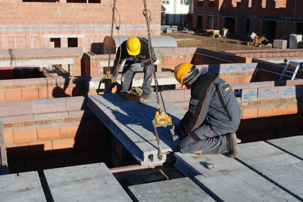 Dwóch pracowników wystarczy, aby precyzyjnie ułożyć lekki strop panelowy SMART