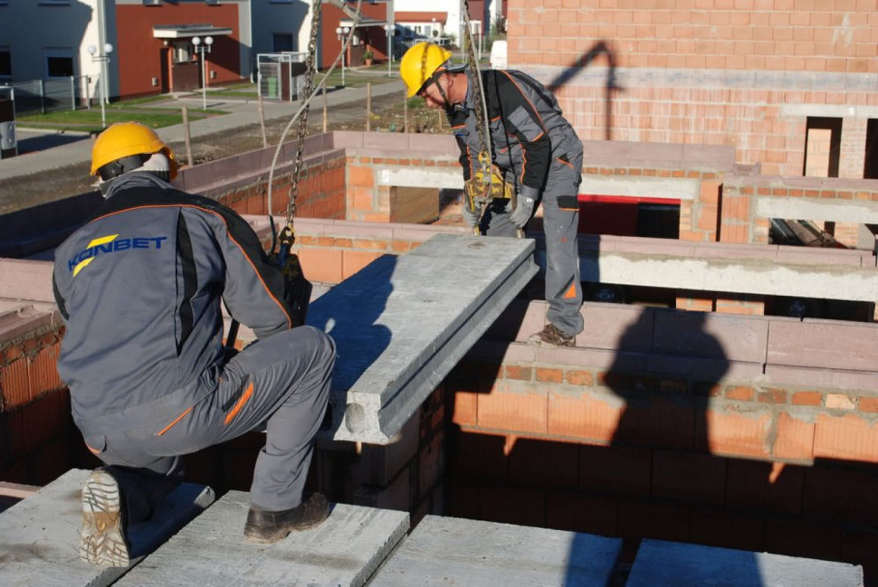 Dwóch pracowników wystarczy, aby precyzyjnie ułożyć lekki strop panelowy SMART