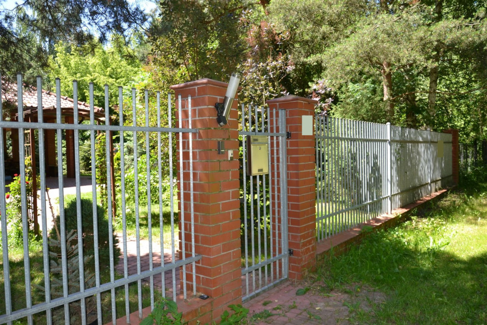 Furtka o szer. 1 m jest wygodna i zamyka się na elektrozaczep