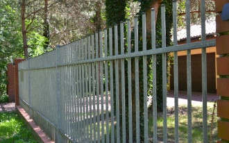 Nasze ogrodzenie z klinkieru i przęseł nie wymaga konserwacji