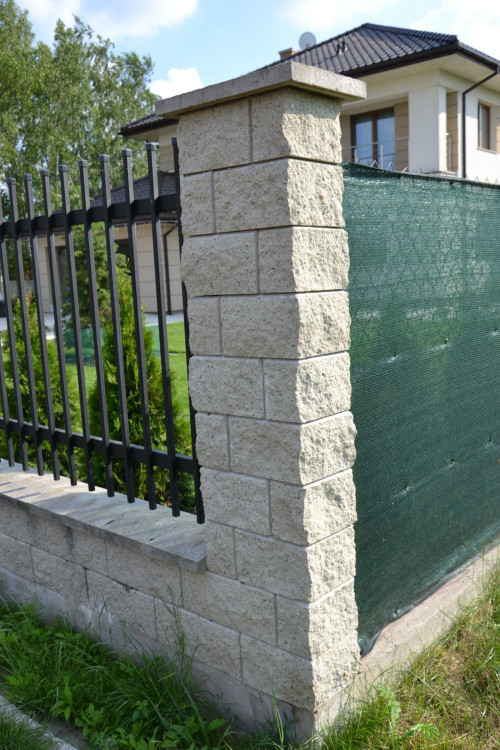 Na słupkach zastosowano kształtki końcowe