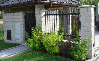 Widoczna część podmurówki pozostawia wiele do życzenia!