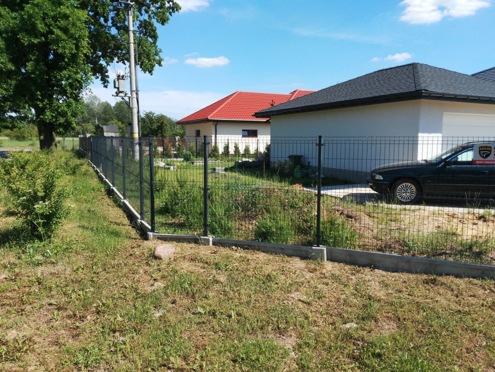 Boczna część ogrodzenia z gotowych przęseł z drutu