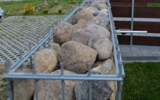 Podczas budowy ogrodzenia własnoręcznie wypełniałam gabiony kamieniami polnymi