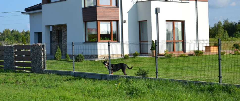Resztę działki zamknięto systemowoą technologią z prefabrykowanym fundamentem i przęsłami z drutu