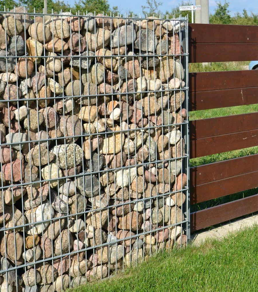 Gabiony stoją na solidnym fundamencie z betonu i są umocowane do stalowych słupków