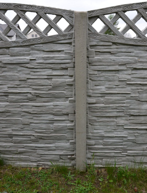 W profile na systemowych słupkach wsunięto 3 panele o wys. 50 cm i 1 (dolny) - 25 cm