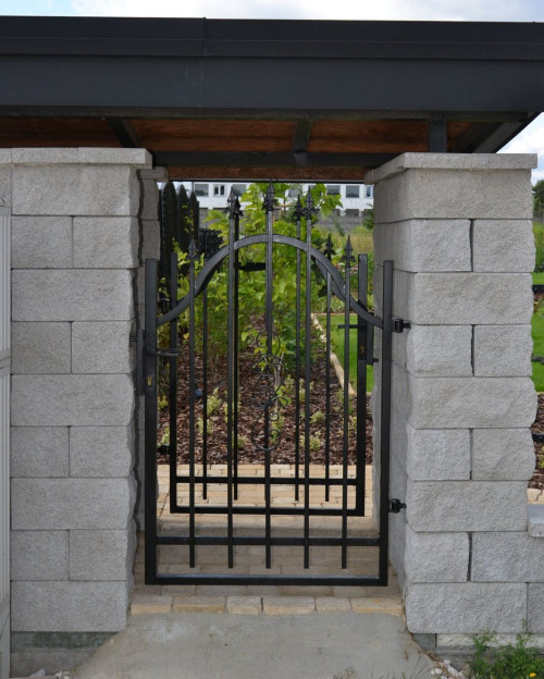 Śmietnik wzniesiono z identycznych betonowych kształtek i wyposażono w dwie wygodne furtki o szer. 1 m, otwierane kluczem