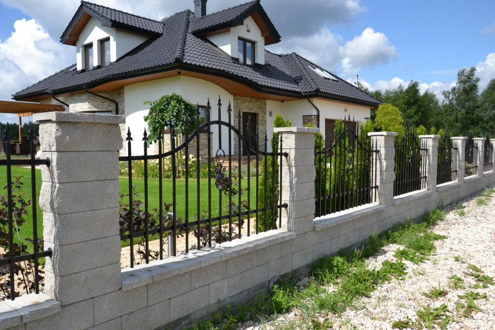 Wysokość fundamentów (z rurami odwodniającymi) i podmurówki dostosowano do asfaltowej drogi, która powstanie w przyszłości