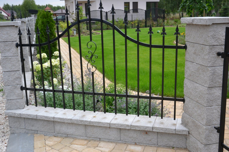 Na podmurówkę skapuje rdza z przęseł