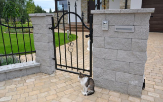 Ze stalowych przęseł na ogrodzenie skapuje rdza!