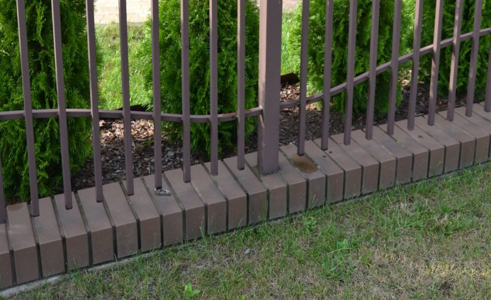 Podmurówka została porządnie zaizolowana kilkoma warstwami papy i uformowano w niej odpływ na wypadek ulewy