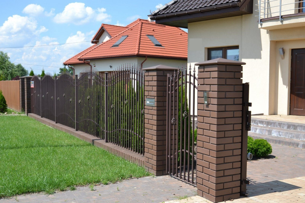 W słupki, nakryte gotowymi czapami z klinkieru, przy bramie i furtce wmurowano kable elektryczne i skrzynkę na listy