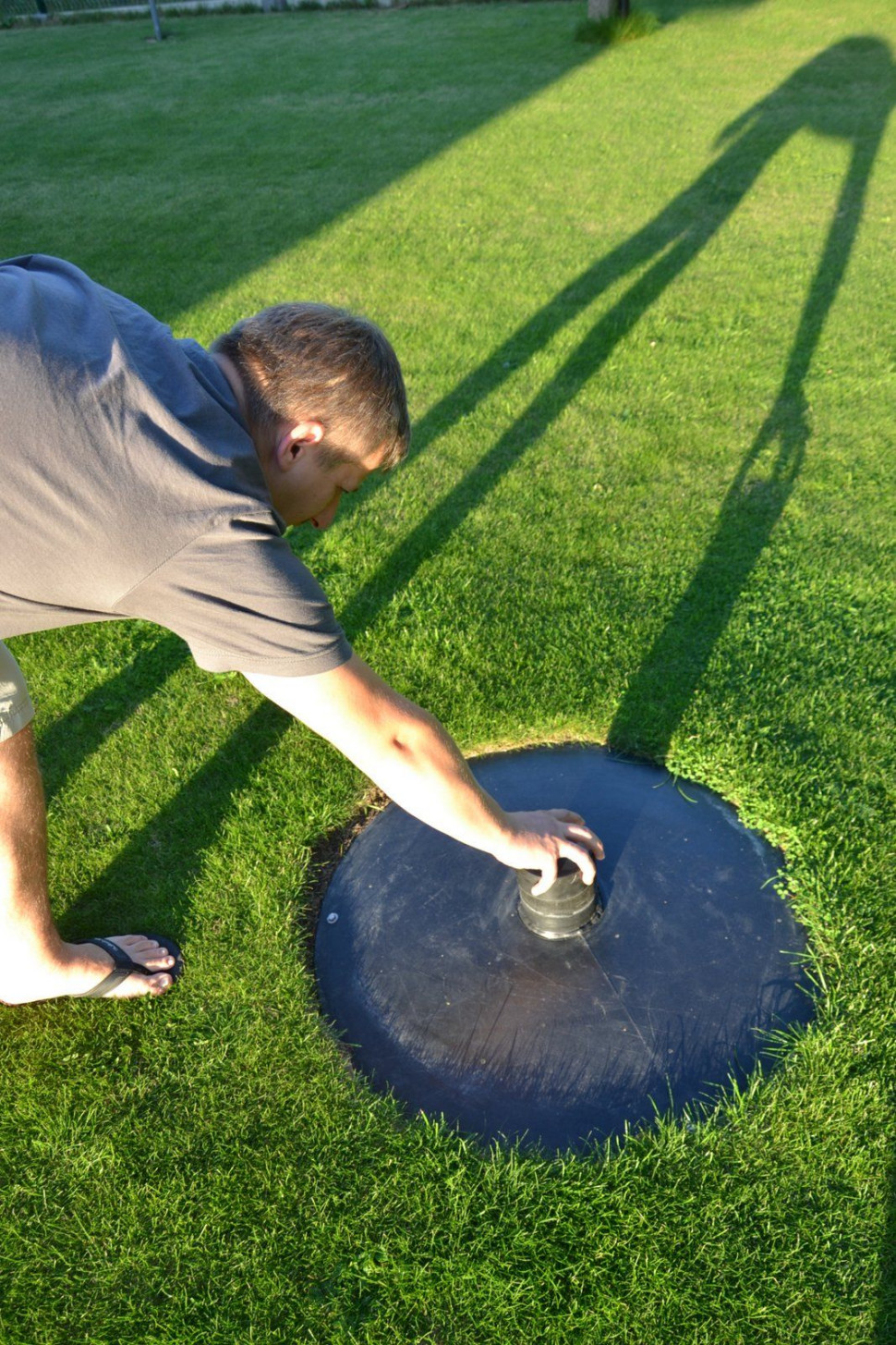 Pokrywa nad zbiornikiem z bakteriami tlenowymi i urządzeniem napowietrzającym ułatwia sprawdzanie, czy oczyszczalnia prawidłowo pracuje