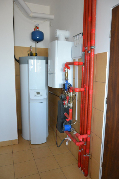 Wąski i wysoki zasobnik c.w.u. o poj. 250 l, z systemem drain back, zamontowano we wnęce kotłowni