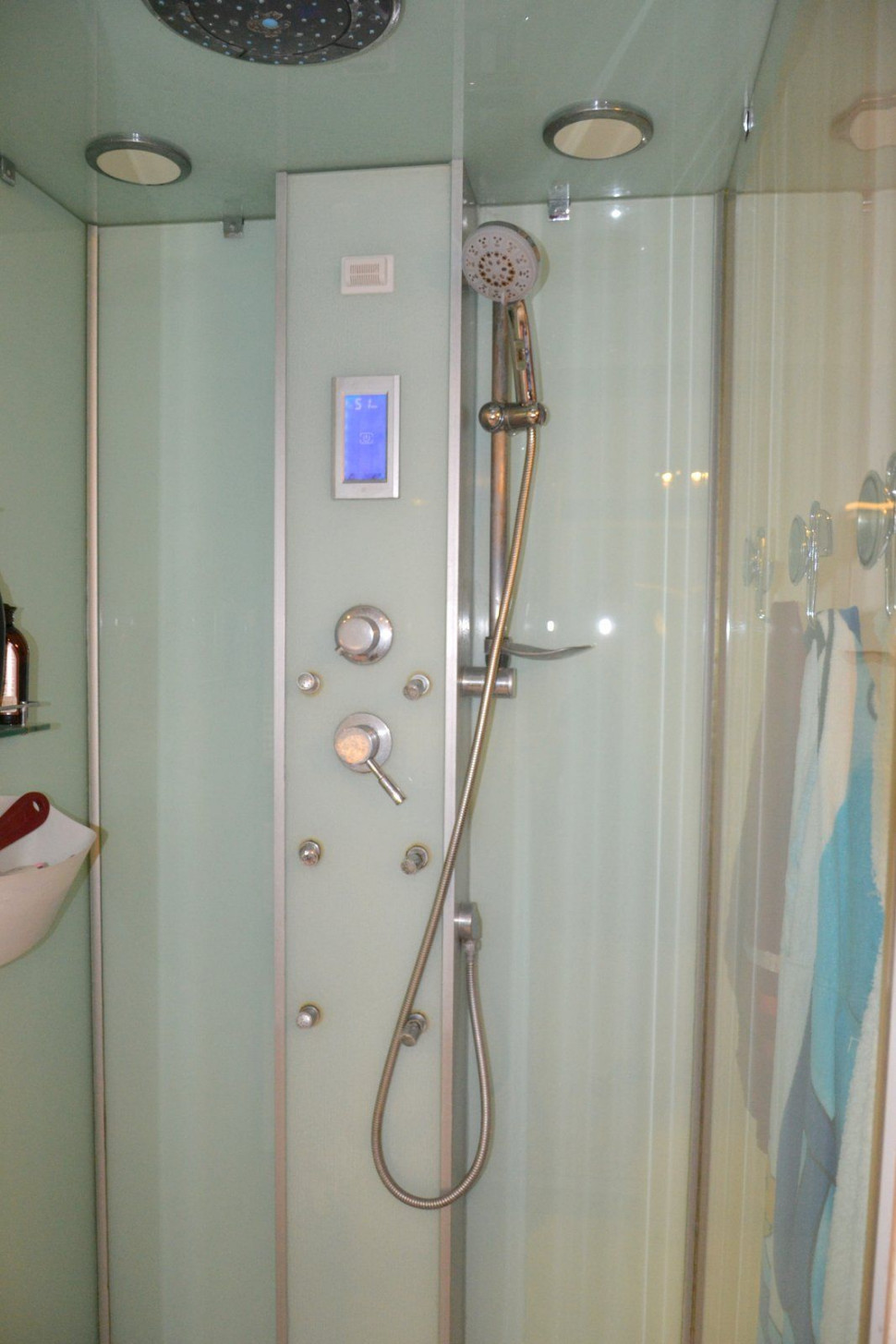 Kabina z hydromasażem i panelem sterującym