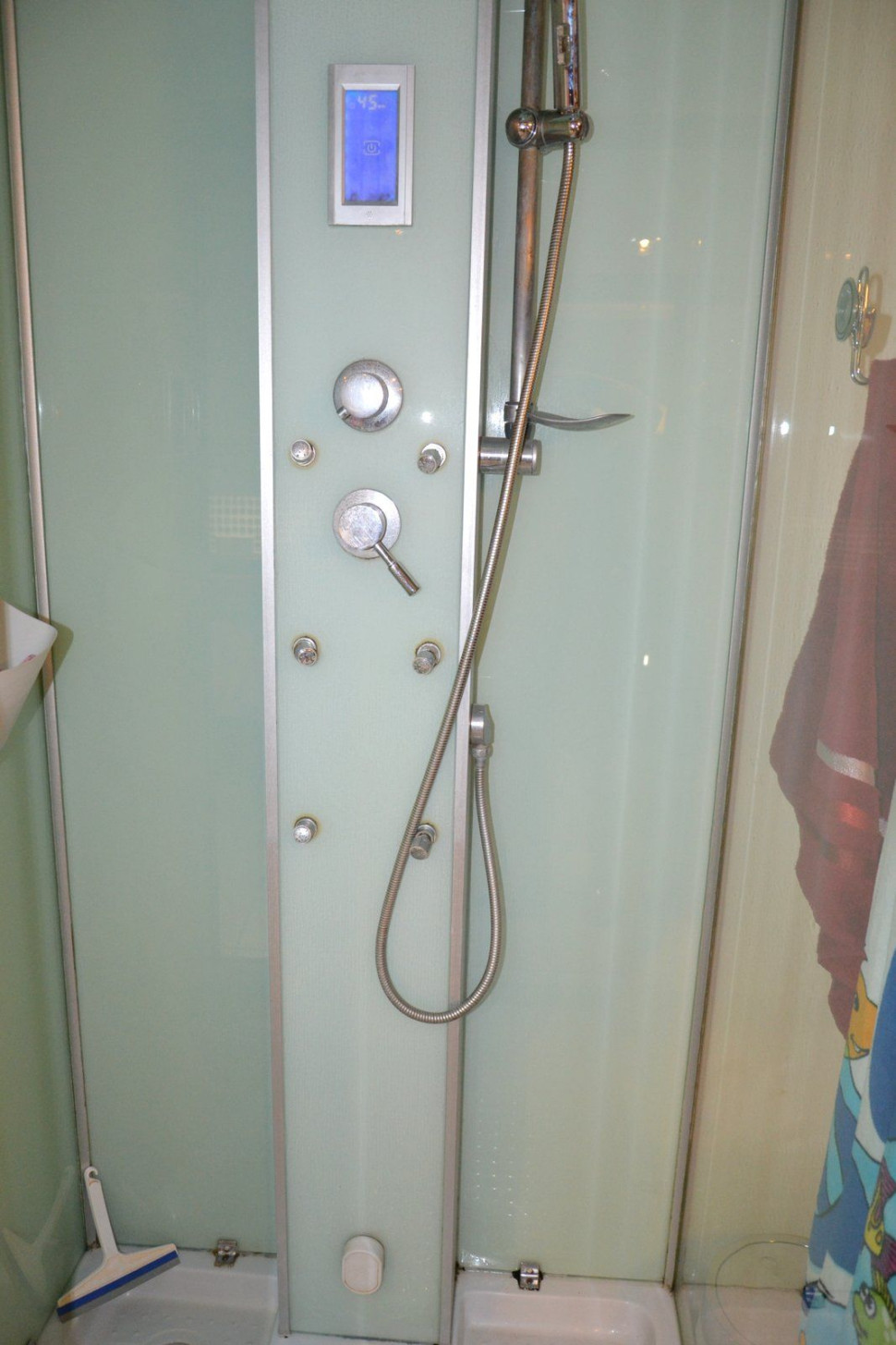 Do osuszania szklanej kabiny właściciele używają ściągaczki do szyb