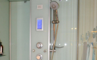 Kabina masażowo-parowa z wadliwym uszczelnieniem i zepsutym oświetleniem