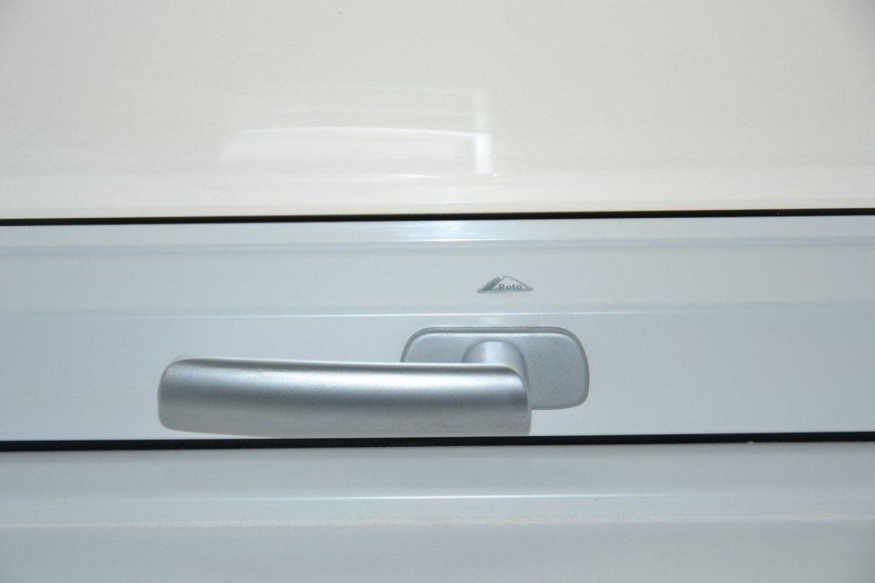 Klamka na dolnej ramie reguluje wszystkie funkcje okna i ułatwia otwieranie niższym osobom