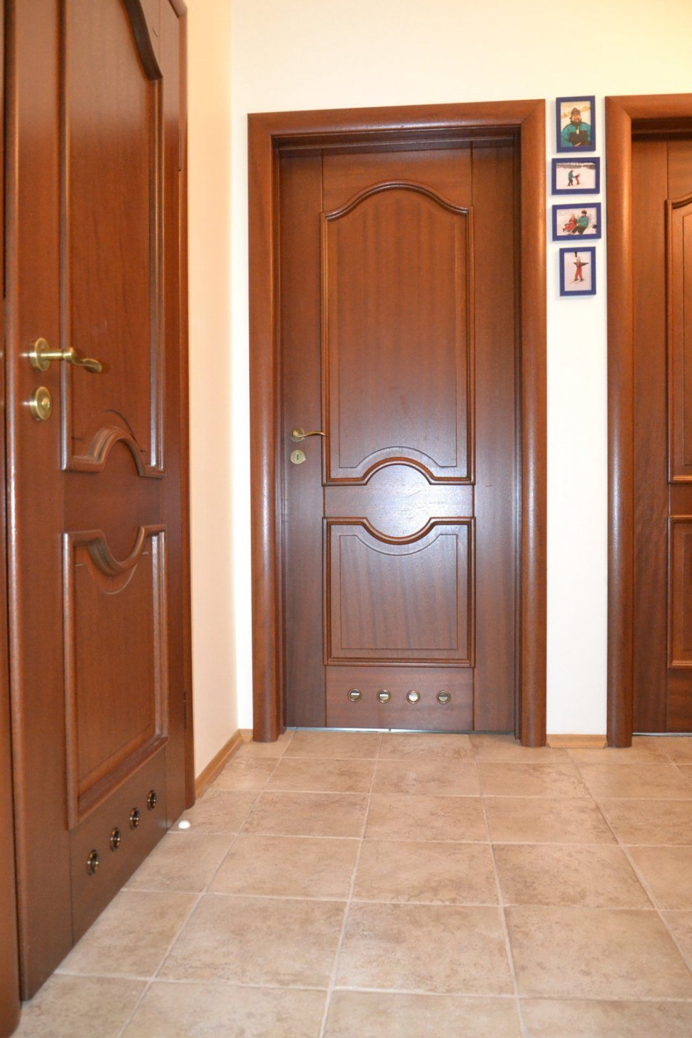 W drzwiach do WC i kotłowni znajdują się otwory wentylacyjne