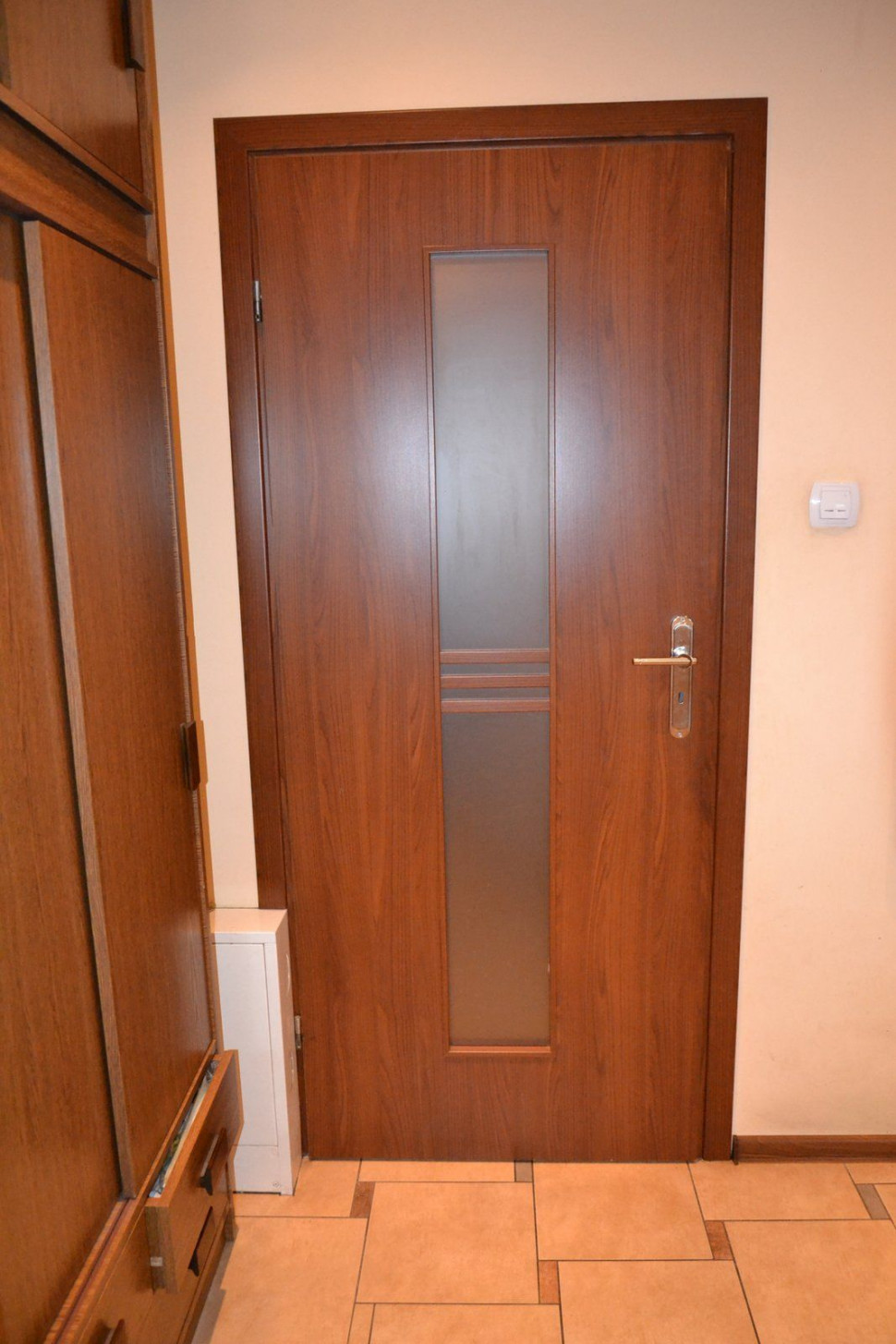 Drzwi do sypialni z pionową matową szybą