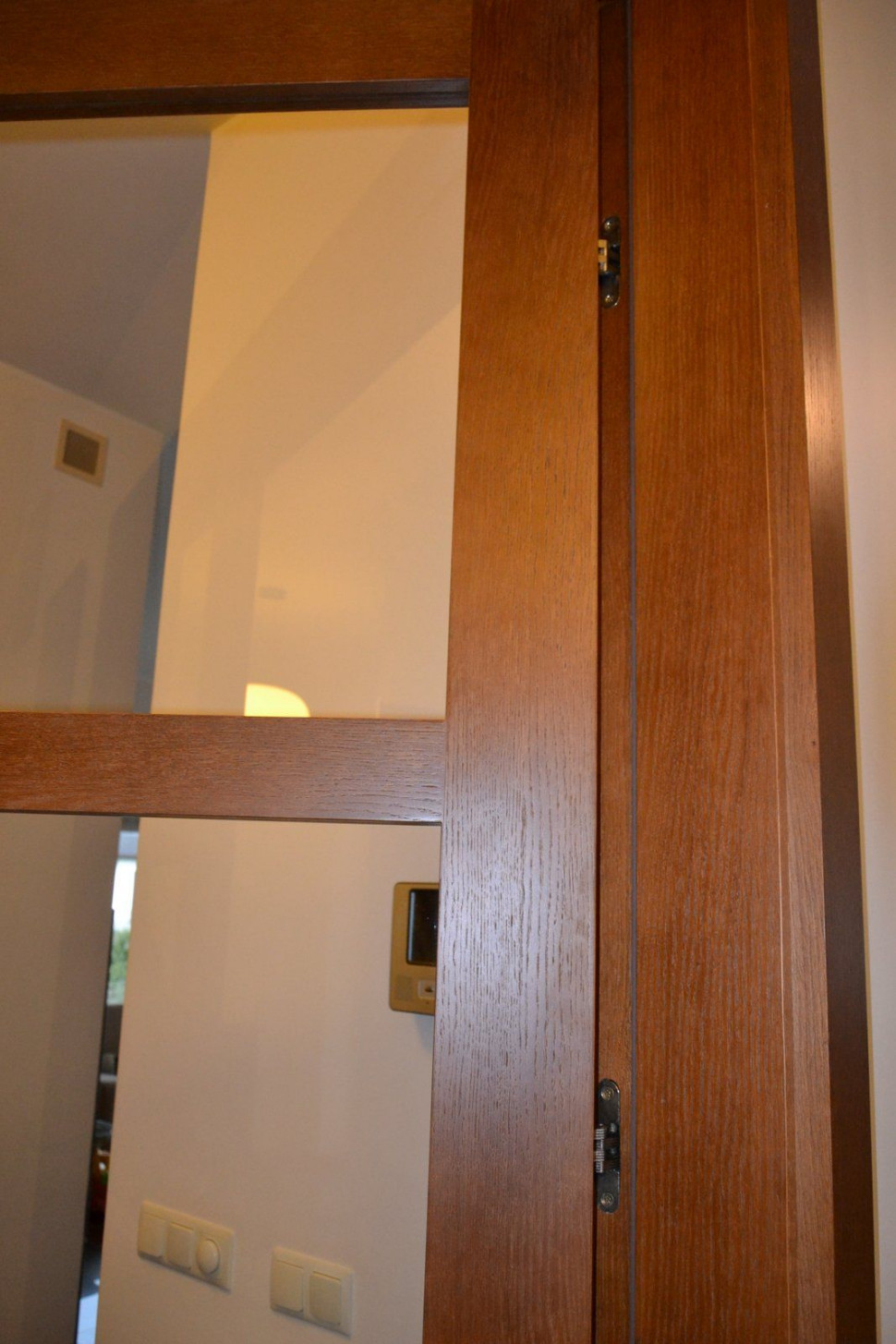 W każdym skrzydle umocowano między podziałami 3 bezpieczne szyby, a drzwi wygłuszono dodatkowo uszczelką