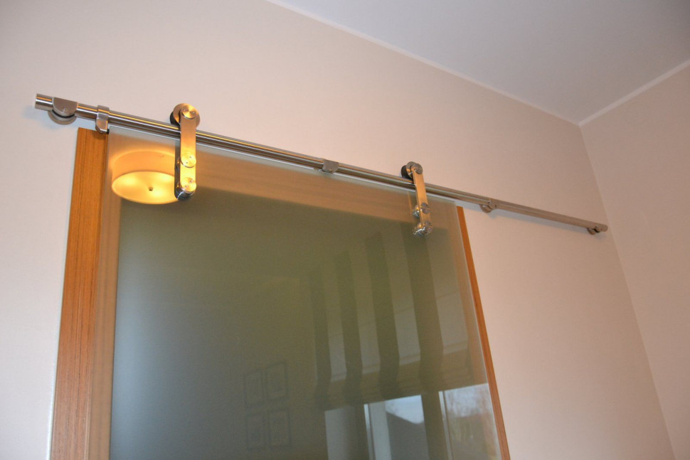 Stalowa konstrukcja przesuwna drzwi jest doskonale widoczna