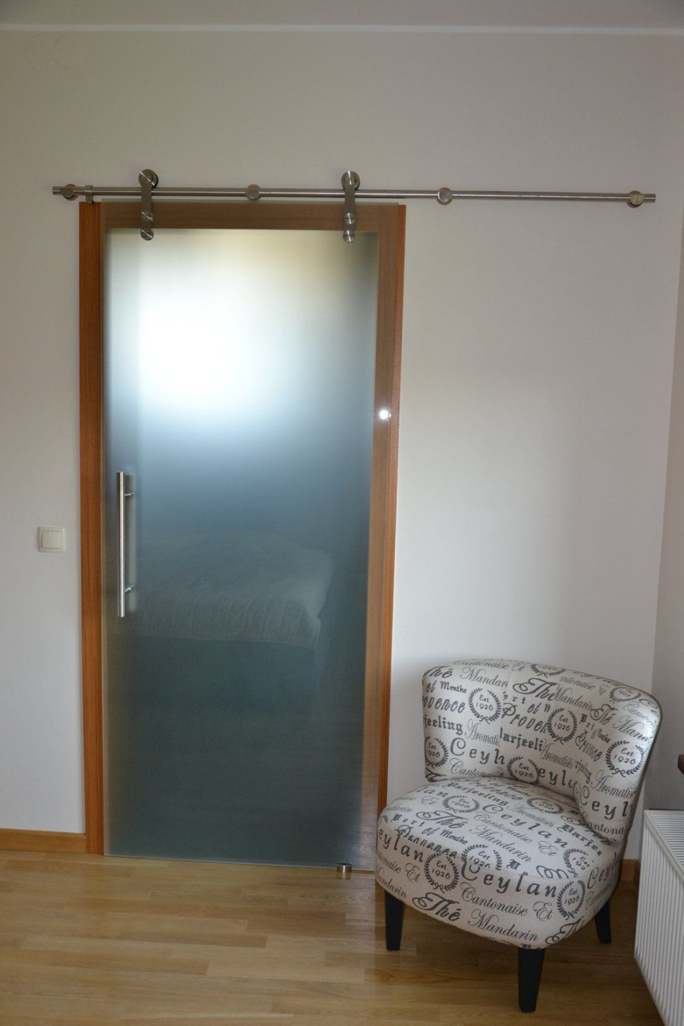 Model z mlecznego szkła pozwala zachować intymność w łazience