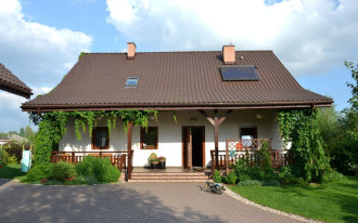 Elewacja wykonana z tynku silikonowego i desek z modrzewia syberyjskiego