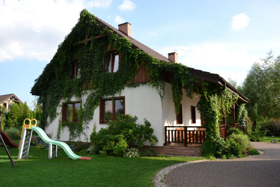 Ściany szczytowe na poddaszu obłożono modrzewiem syberyjskim