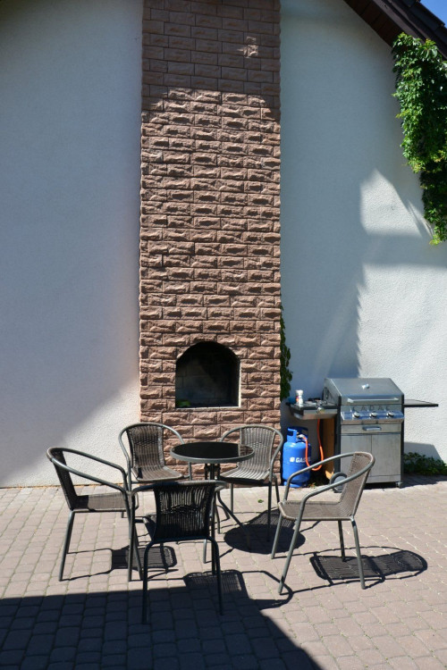 Cokół i komin do grilla ma betonową okładzinę