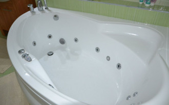 Wanna z hydromasażem głośno pracuje i zapełnia szambo