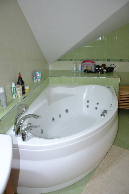 Narożna wanna z hydromasażem