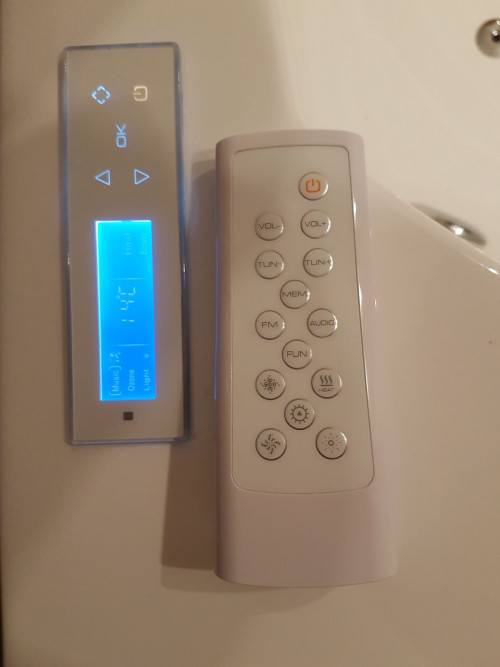 Do zadawania funkcji służy, wbudowany na rancie wanny, panel sterujący i wodoodporny pilot