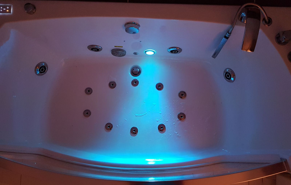 Kaskadowa wlewka i wyciągany prysznic