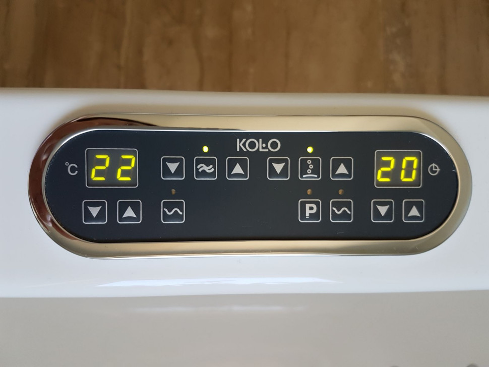 Panel sterujący jest rozbudowany i daje wiele wariantów podczas hydromasażu